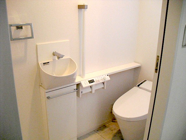 佐倉｜建替を機に、高気密高断熱･外断熱工法で快適空間を実現した家｜トイレ