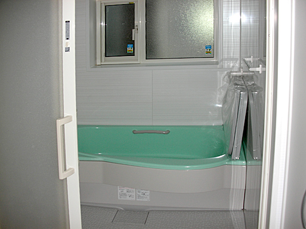 若葉区｜無機質イメージの個性的な家｜浴室